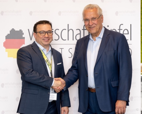 Veranstalter Marcel Riwalsky (links) begrüßt Innenminister Joachim Herrmann beim Wirtschaftsgipfel Deutschland